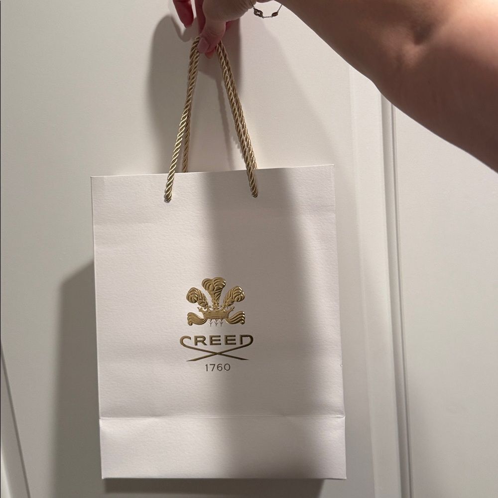 Creed Luxury White and Gold Bag with tissue paper - Picture 3 of 12